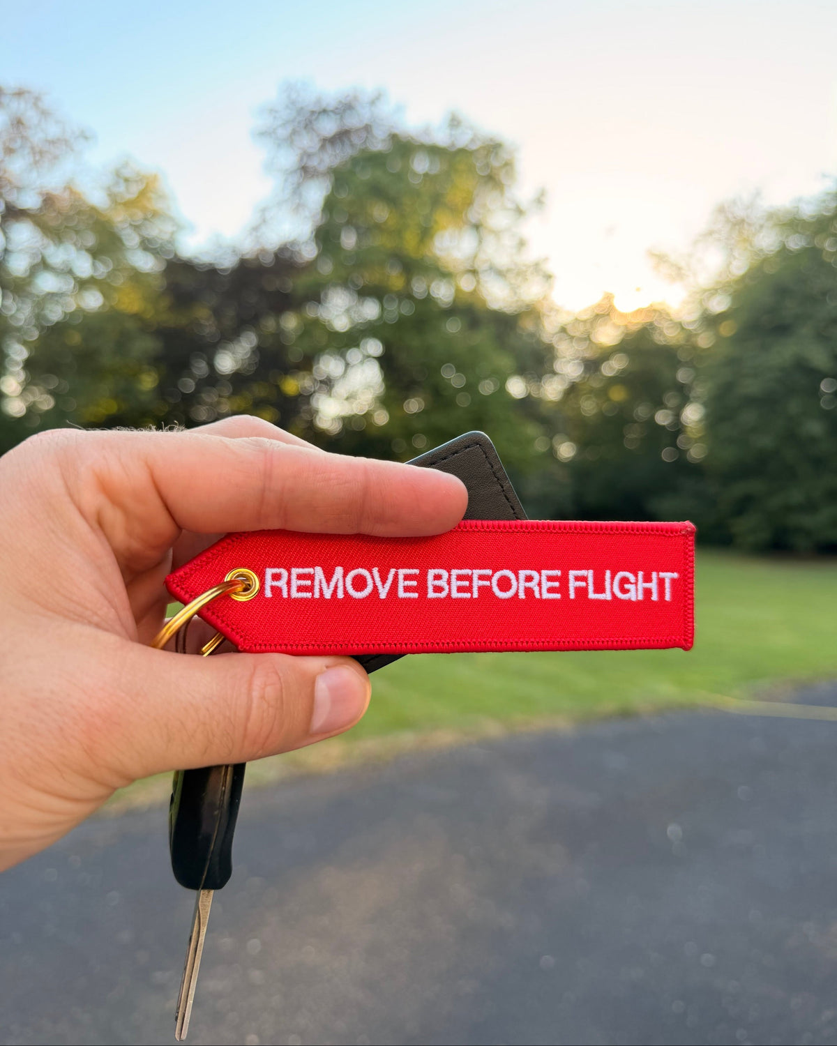 Roter "Remove before Flight" Schlüsselanhänger mit goldenem Ring im Aviation Style
